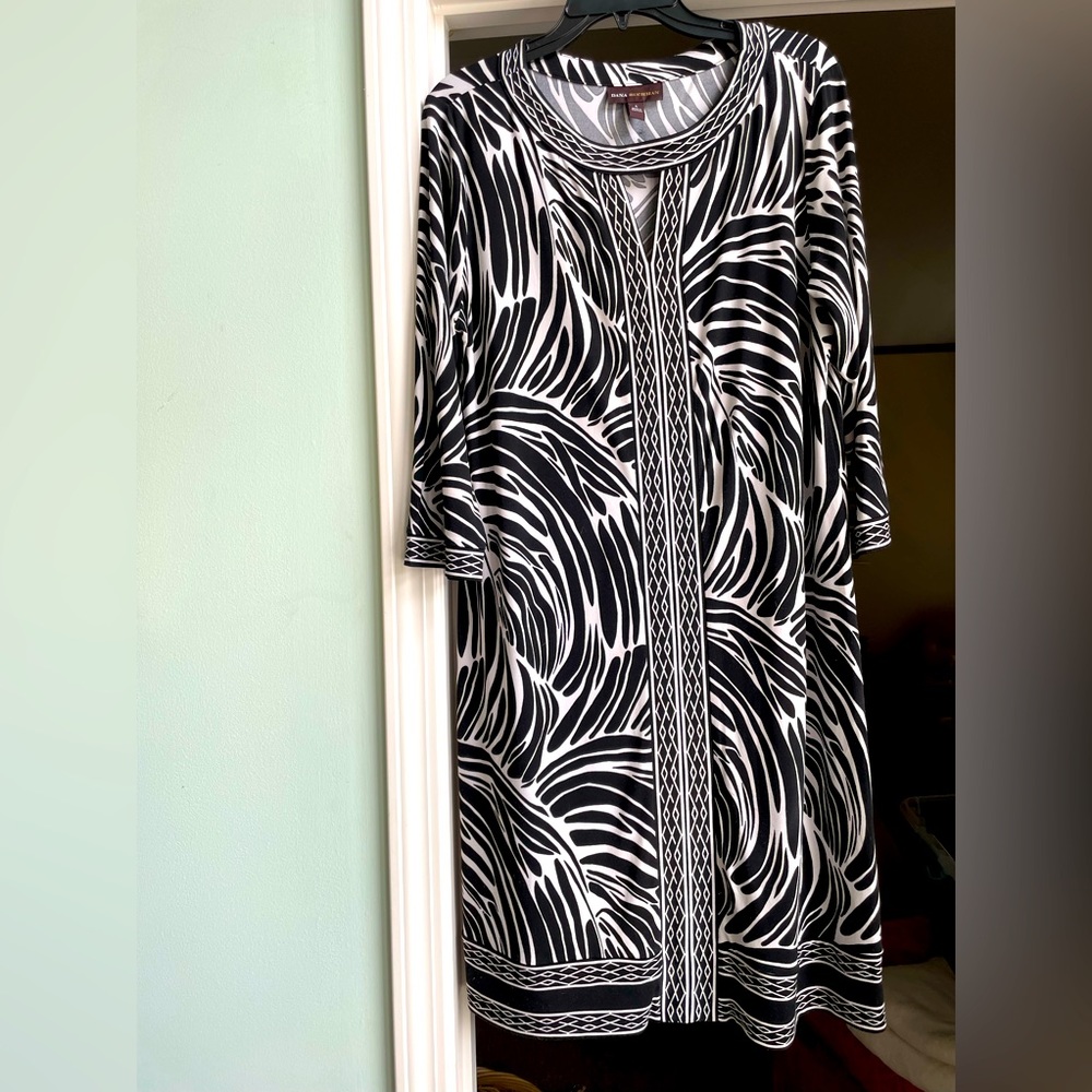 Dana Buchman Large Black White Knit Dress. V-shaped chest peep hole & 3/4 sleeve